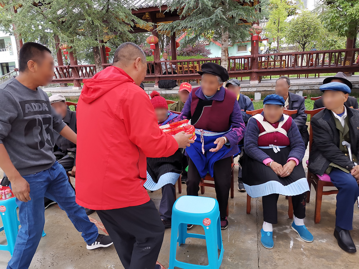 慰問福利院、聾啞學(xué)校