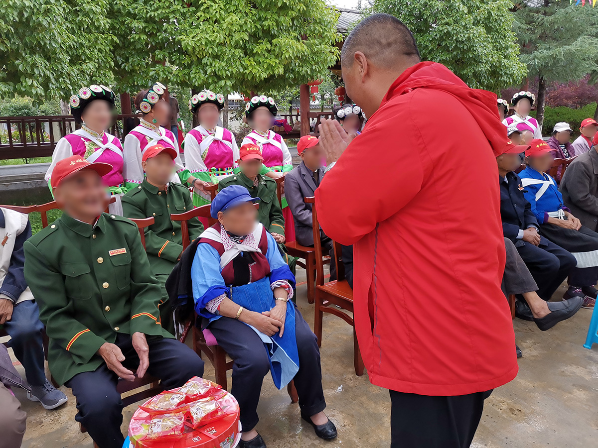 慰問福利院、聾啞學(xué)校